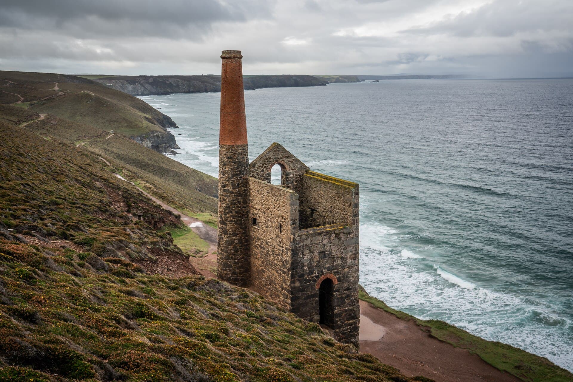The ruined Towanroath pumping engine house and its brick chimney at Wheal Coates, on the cliff slope above the Atlantic near St Agnes, Cornwall