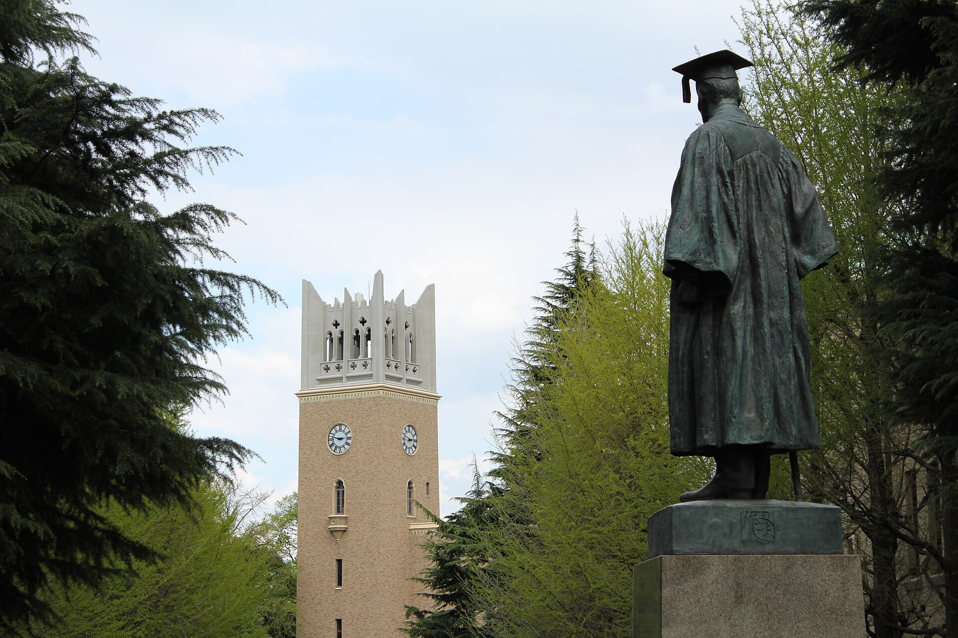 The Okuma statue and auditorium at Waseda University