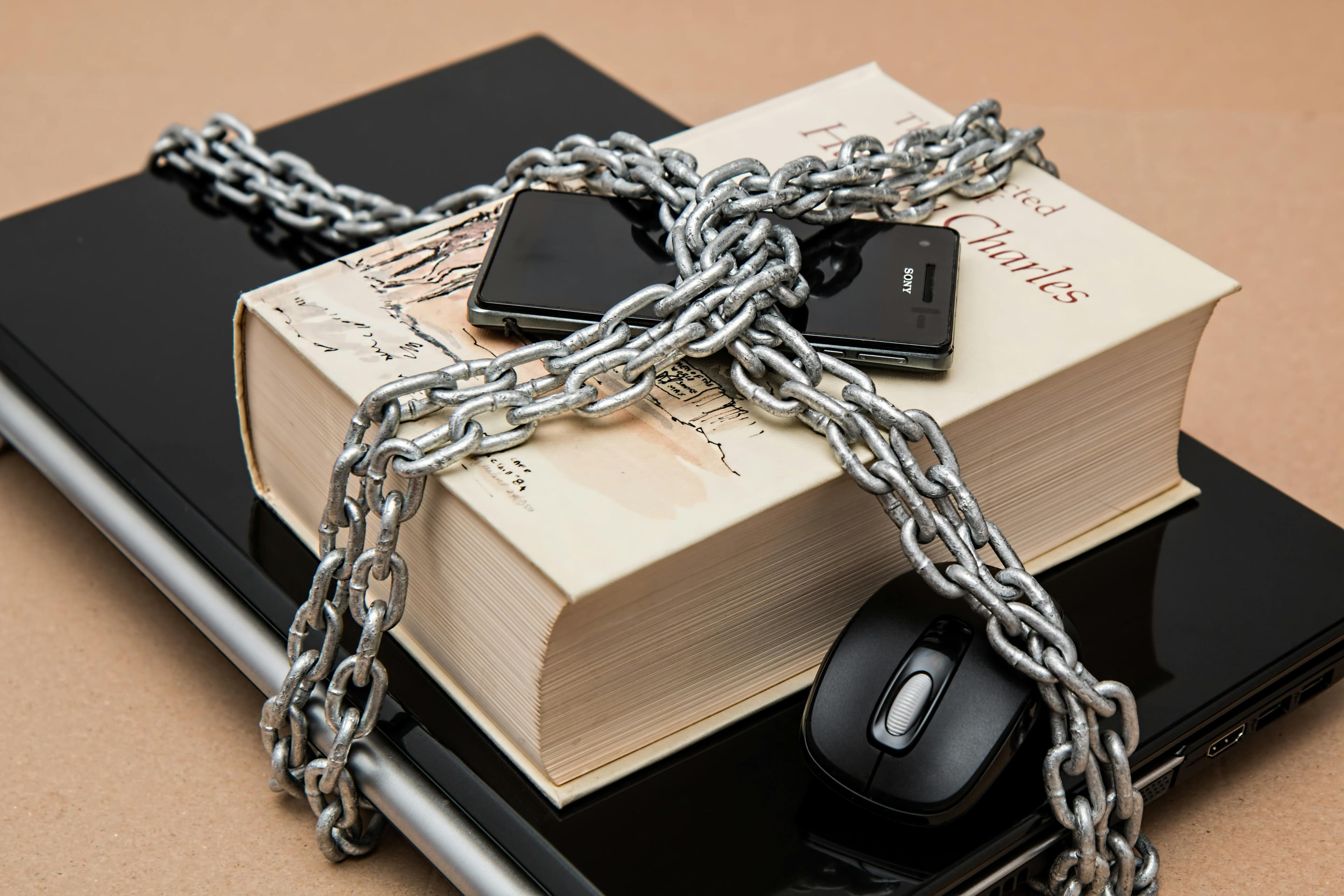 Privacy Meets Community - Cultural Narration and the Role of Privacy Substitutes in Social Media